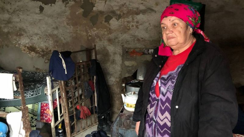 «Наше життя згоріло». На Херсонщині родина через руйнування будинку вимушена жити в сараї для худоби