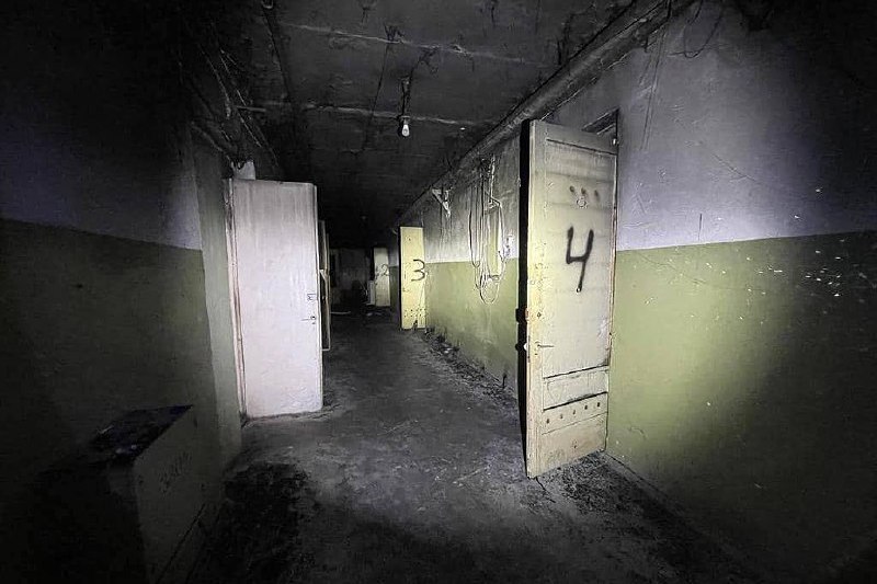 Фото зсередини однієї з найбільших катівень у Херсоні та встановлені дані про воєнні злочини росіян