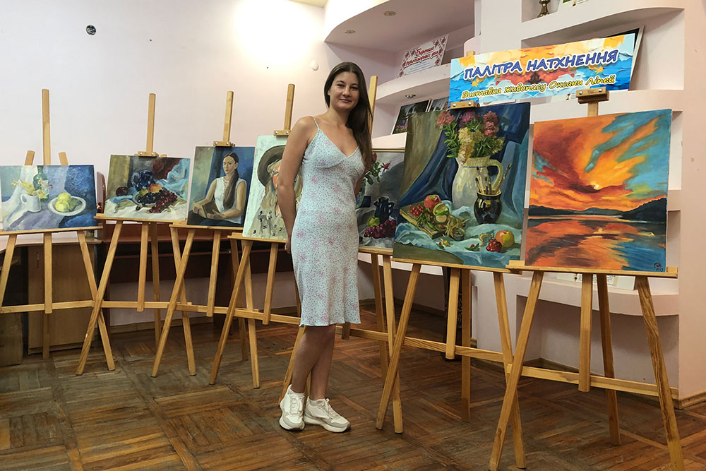 «Картин небагато – все, що вдалося врятувати»: у Херсоні відкрили виставку місцевої художниці
