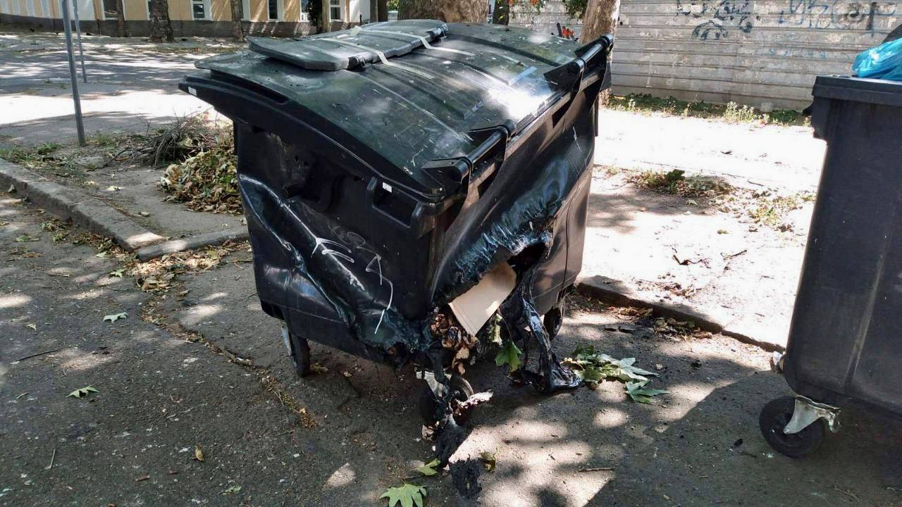 Нівечать зупинки, лавки та сміттєві контейнери: у Миколаєві збитки від дій вандалів сягають сотень тисяч гривень (фото)