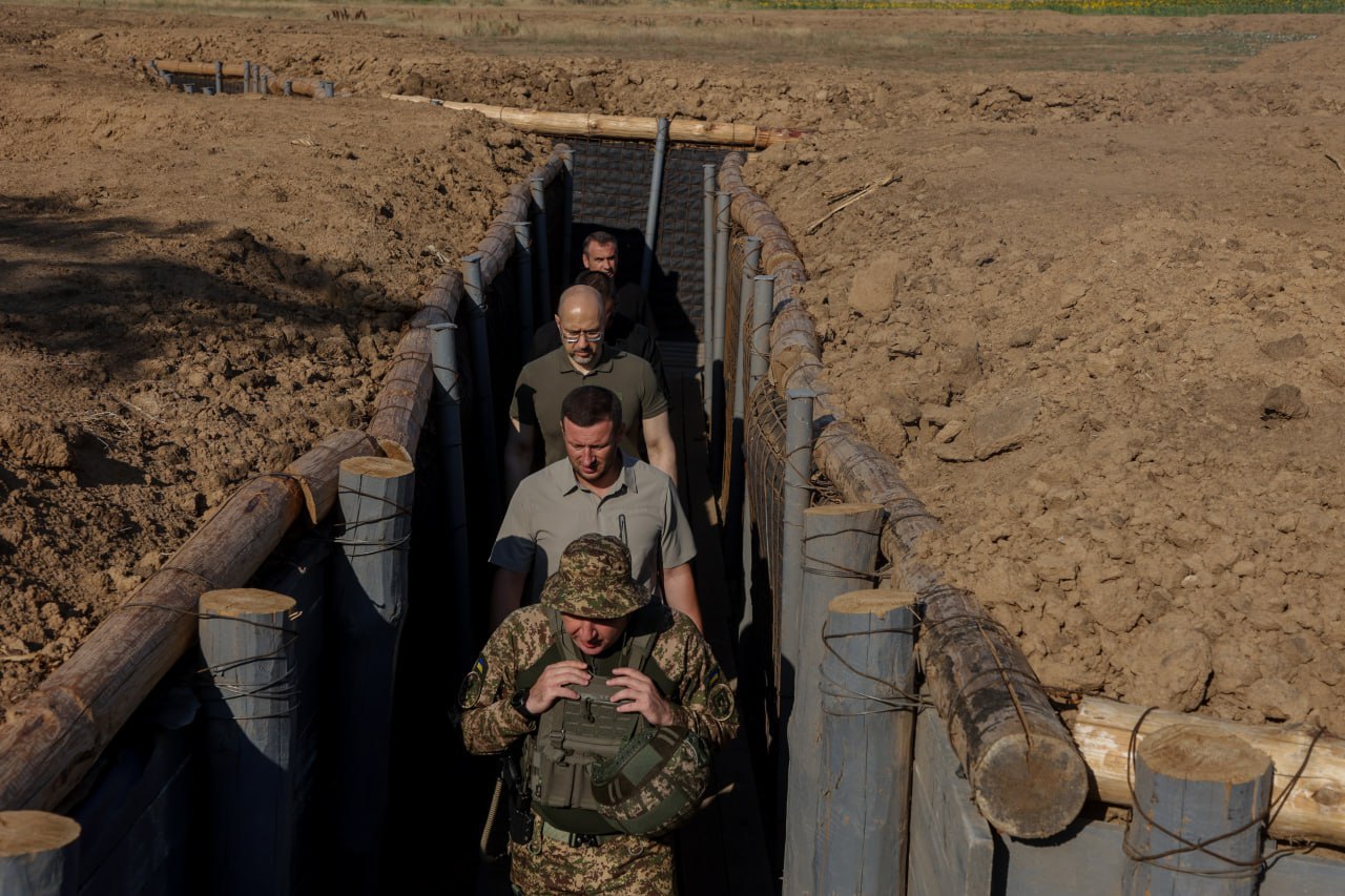 Денис Шмигаль побував в окопах під Херсоном: черговий візит урядовців (фото)