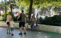 Люди підходять, аби задонатити й привітатися: херсонець дядя Гриша приїхав до Одеси (фото)