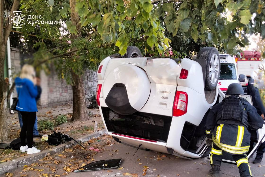 ДТП в Херсоні: від удару автівку перевернуло на дах