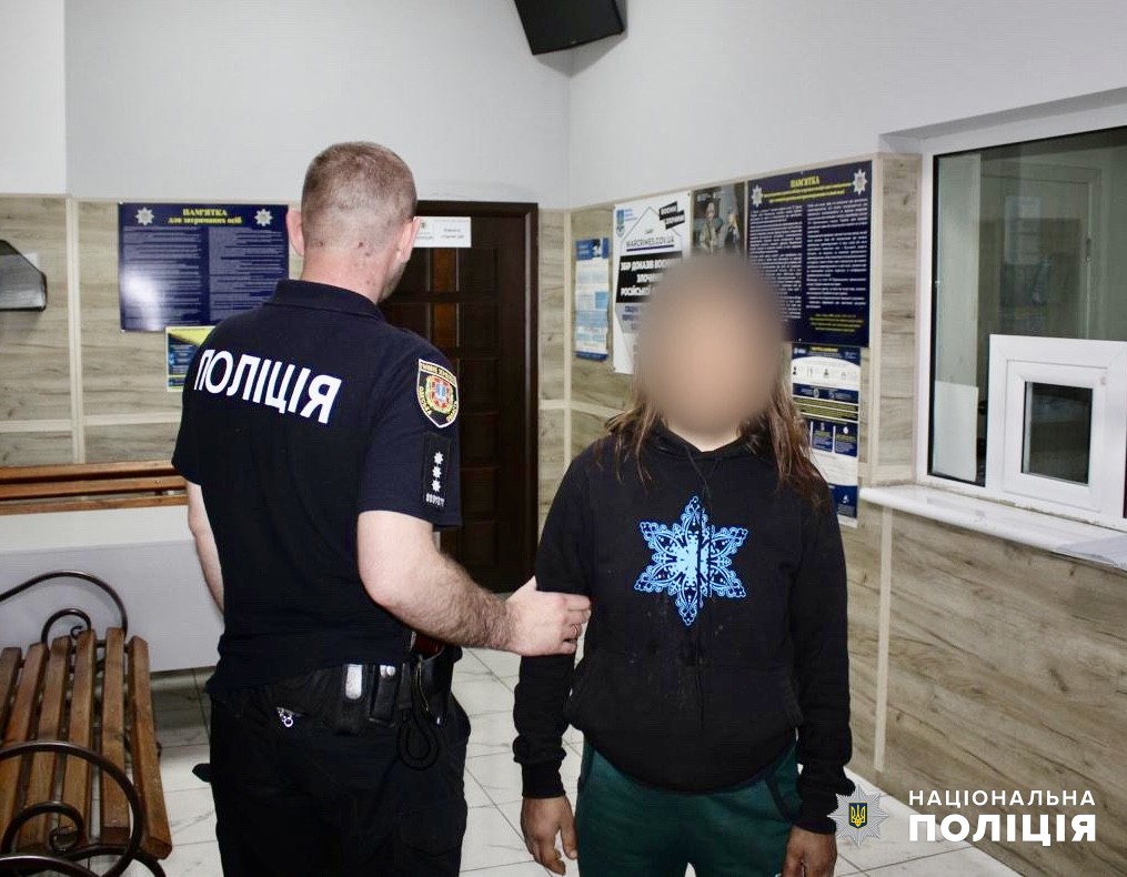 В Одесі затримали жінку, яка вчинила наругу над місцем вшанування українських Героїв