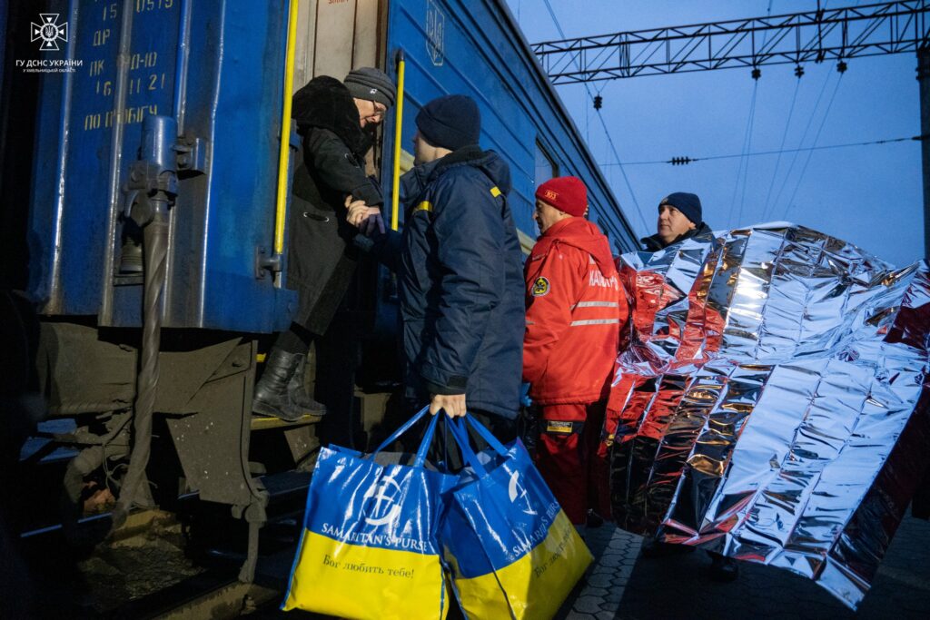 Як у Хмельницькому зустрічають евакуаційний потяг з Херсона (ФОТО)