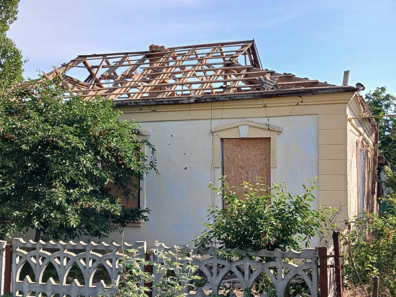 Пошкоджено будівлю ліцею, соціальну пральню та 5 будинків: росіяни вдарили по селу на Херсонщині