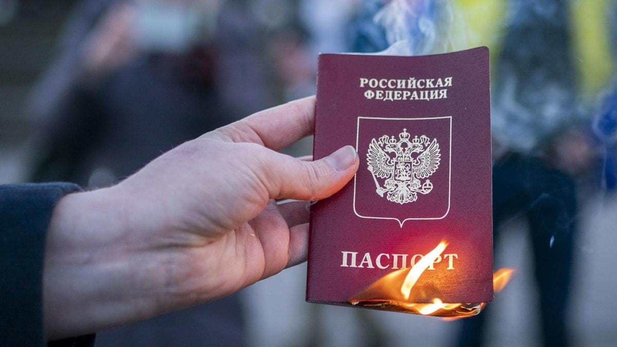 Брати чи не брати російський паспорт? Суперечливі поради для жителів окупованих регіонів