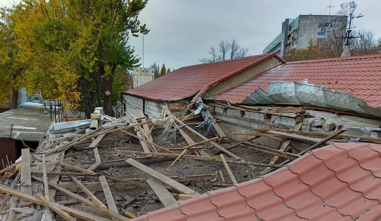 Херсонський театр ляльок пошкоджено внаслідок атаки ворожих дронів (фото)