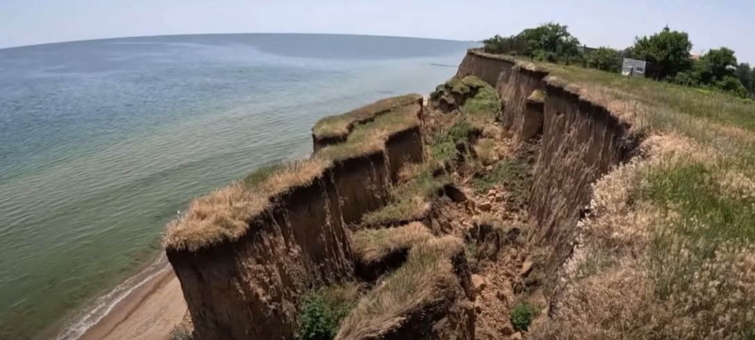 «Масивна глиба просто висить над морем»: узбережжя на Одещині становить небезпеку для відпочивальників