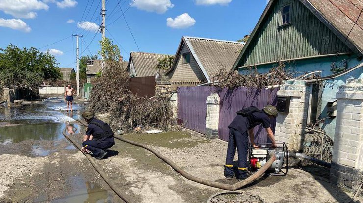 Волонтери та парафіяни приводять до ладу затоплений у Херсоні храм