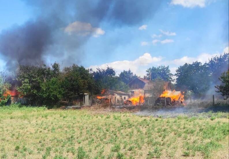 25 снарядів по селу: після російського обстрілу на Бериславщині загинула жінка, пошкоджено авто рятувальників