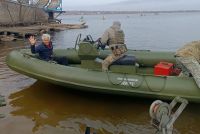 Миколаївські волонтери переобладнують човни для евакуації поранених з лівобережжя Херсонщини (фото)