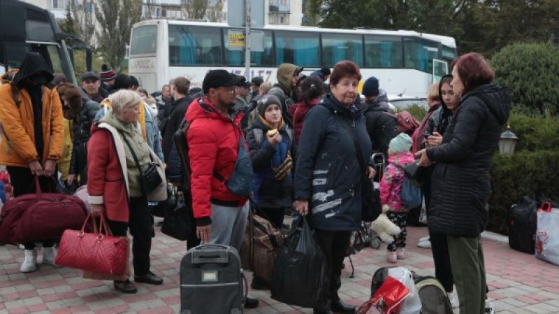 «Евакуйовані» херсонці хочуть жити ближче до дому, Москва ж намагається виселити їх якнайдалі