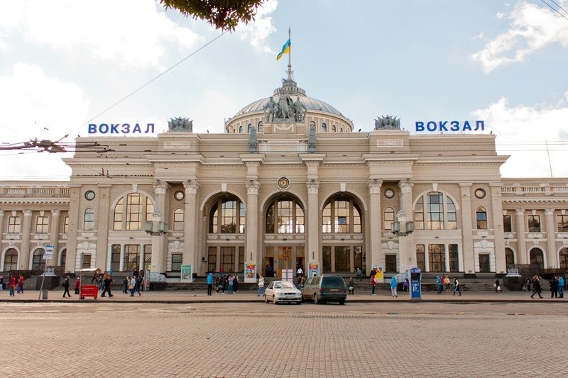 Одеський залізничний вокзал став тимчасовим прихистком майже для пів мільйона біженців