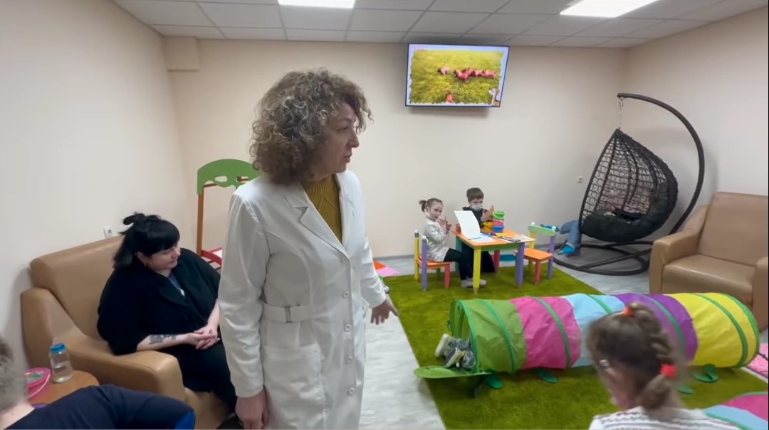 Благодійники облаштували для пацієнтів Херсонської дитячої лікарні комфортне укриття (відео)