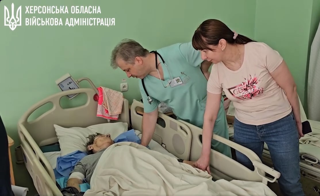Поранена 102-річна херсонка проведе в лікарні щонайменше 10 днів (відео)