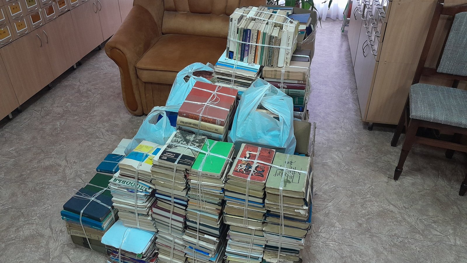 Збір російськомовних книг у Херсоні: виручені за макулатуру кошти спрямують бригаді, де служить депутат міськради