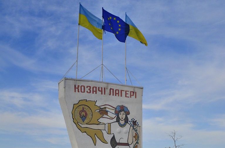 На лівобережжі Херсонщини в Козачих Лагерях ЗСУ встановили український прапор на водонапірній башті