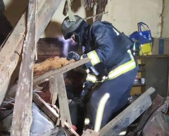 У Херсоні рятувальники врятували чоловіка з-під завалів власного будинку