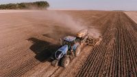 Садить картоплю під обстрілами та власноруч шукає на полях міни: історія фермера з села на Бериславщині