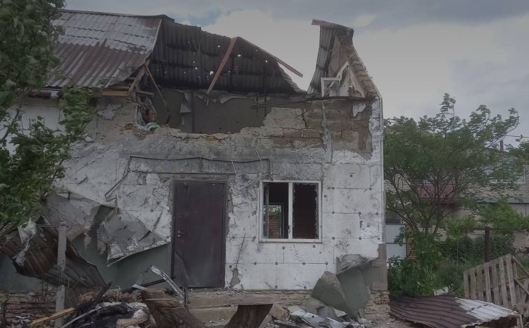Росіяни вдарили по Комишанах: пошкоджено приватні будинки, один – загорівся