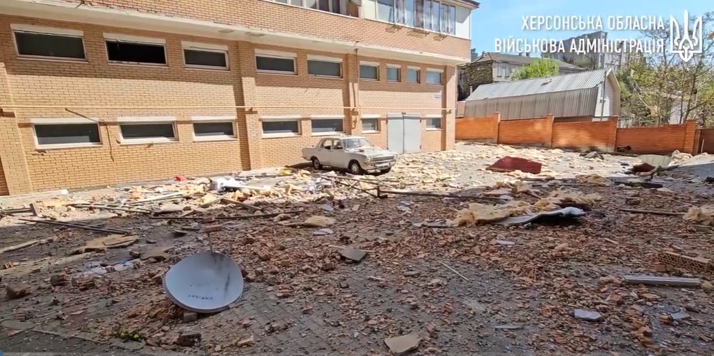 У Херсоні пошкоджено багатоповерхівку та приватні будинки: вночі росіяни вкотре обстріляли житлові квартали (відео)
