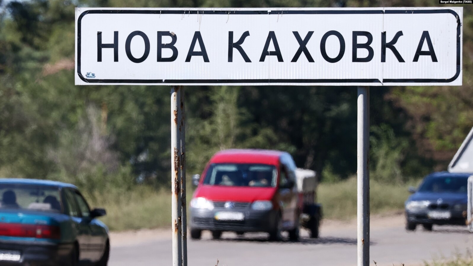 Українські товари, махінації з алкоголем, віджаті бомбосховища – що відбувається в Новій Каховці