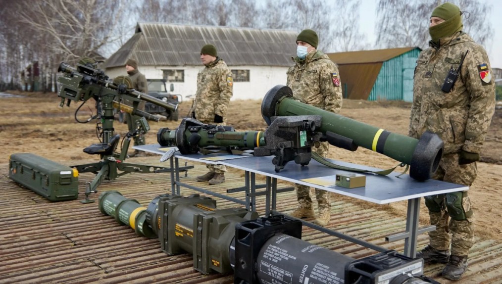 Кмітливі українські військові перетворюють коробки від «Джавелінів» на ліжка