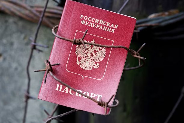 Чергові погрози окупантів: тих, хто до літа не отримає російський паспорт, збираються виселяти