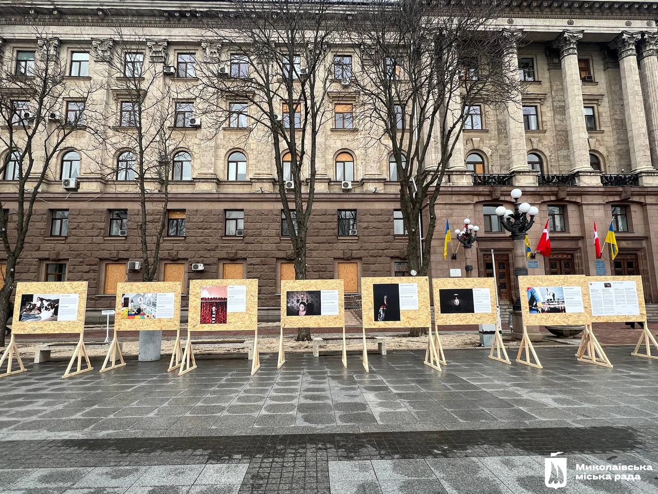 «Ось чому я залишаюсь»: у Миколаєві демонструють історії незламних містян (фото)