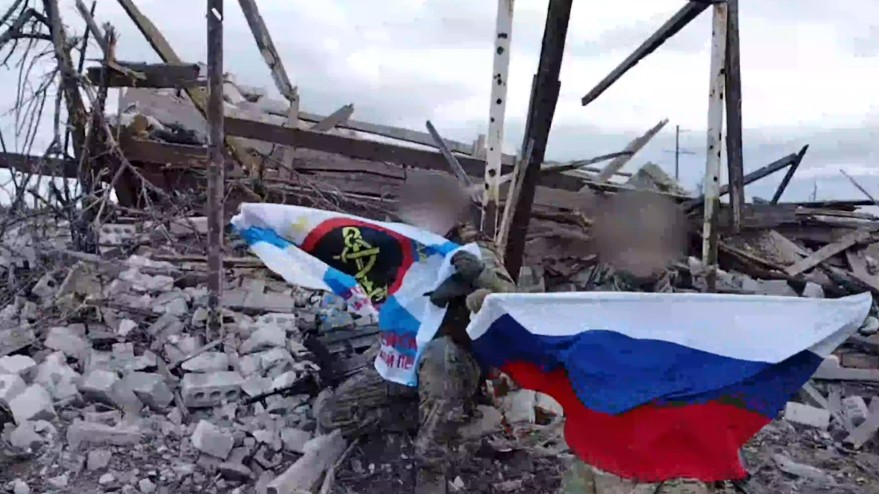 На лівобережжі Херсонщини ЗСУ ліквідували окупантів, які встановлювали російський прапор в Кринках (відео)