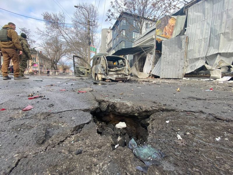 Щонайменше 7 загиблих, 58 поранених - росіяни обстріляли центр Херсона