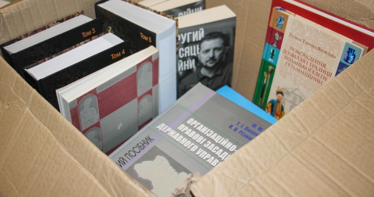 Подарунок до Дня Незалежності: в Одесі зібрали тисячі книг для бібліотек Херсонщини