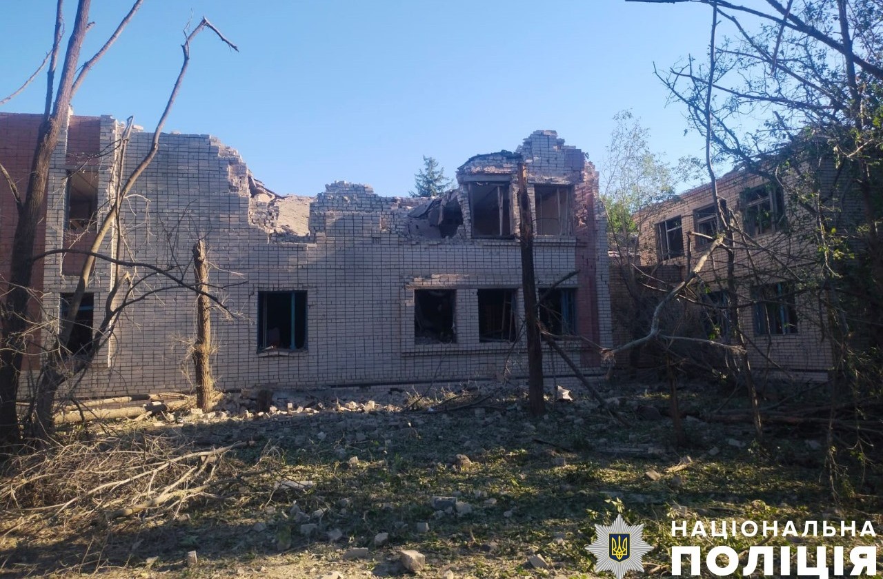 На Херсонщині окупанти обстріляли гуманітарний штаб, навчальний заклад та стільникову вежу: є загиблий і поранений 