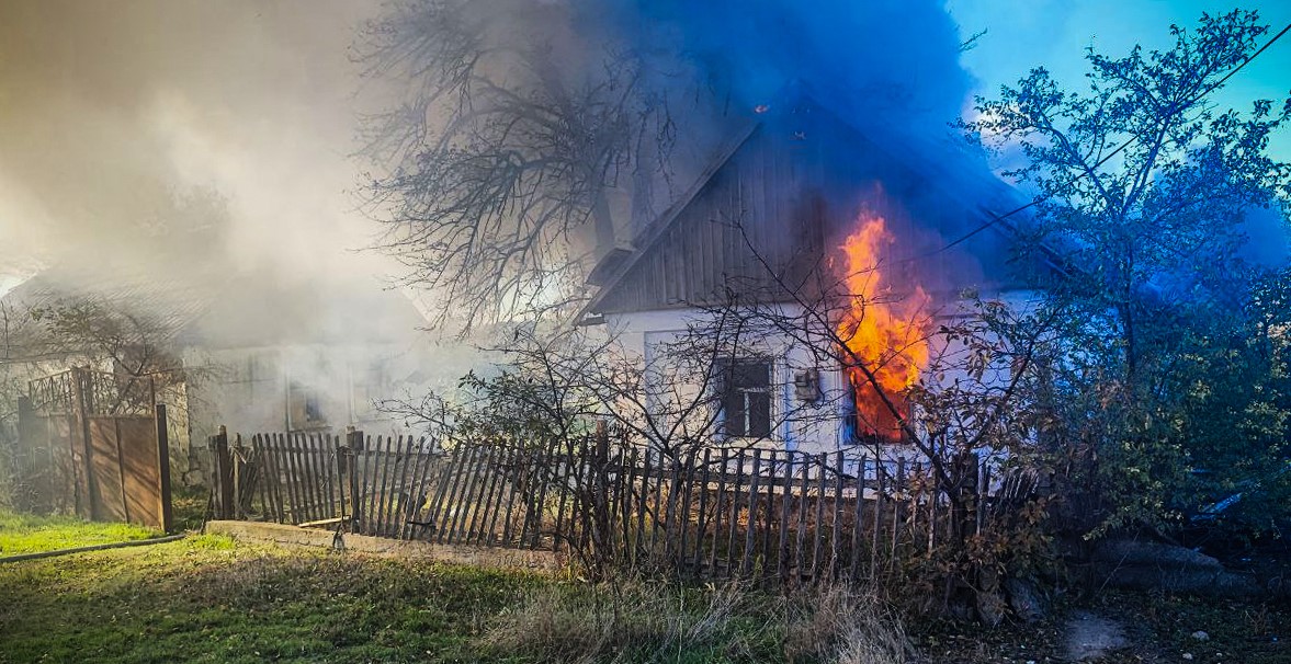 На Миколаївщині чоловік врятував односельця з будинку, охопленого вогнем (фото)