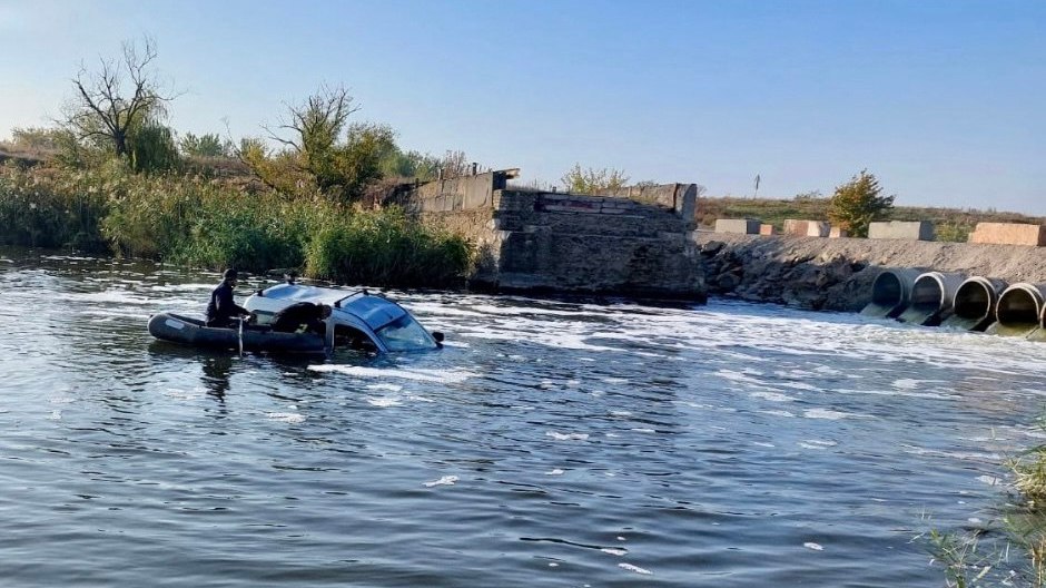 У Бериславському районі автомобіль упав у річку – водій загинув (фото, відео)