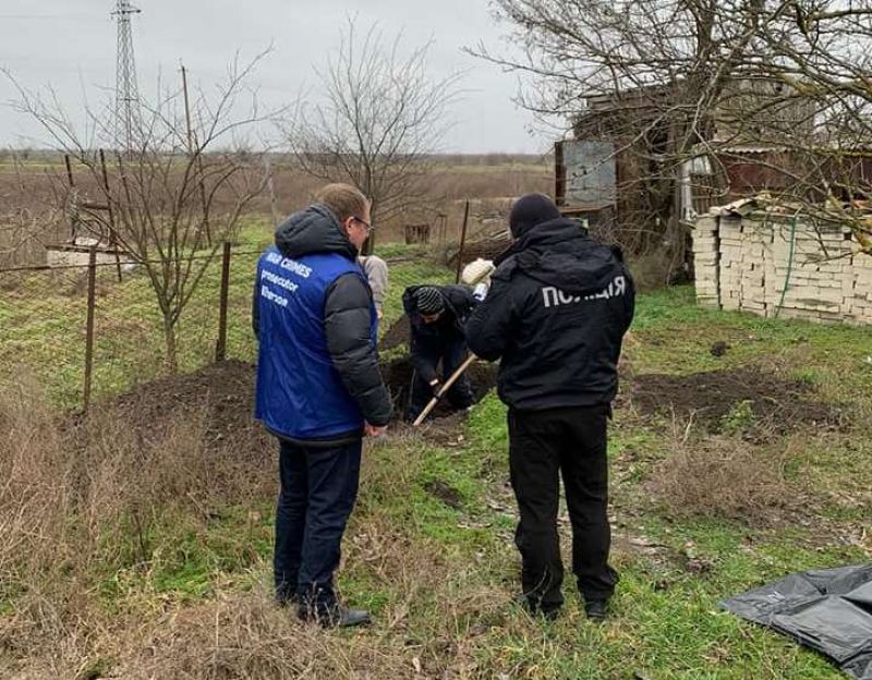 У Посад-Покровському поліція провела ексгумацію тіл трьох селян, які загинули під час окупації