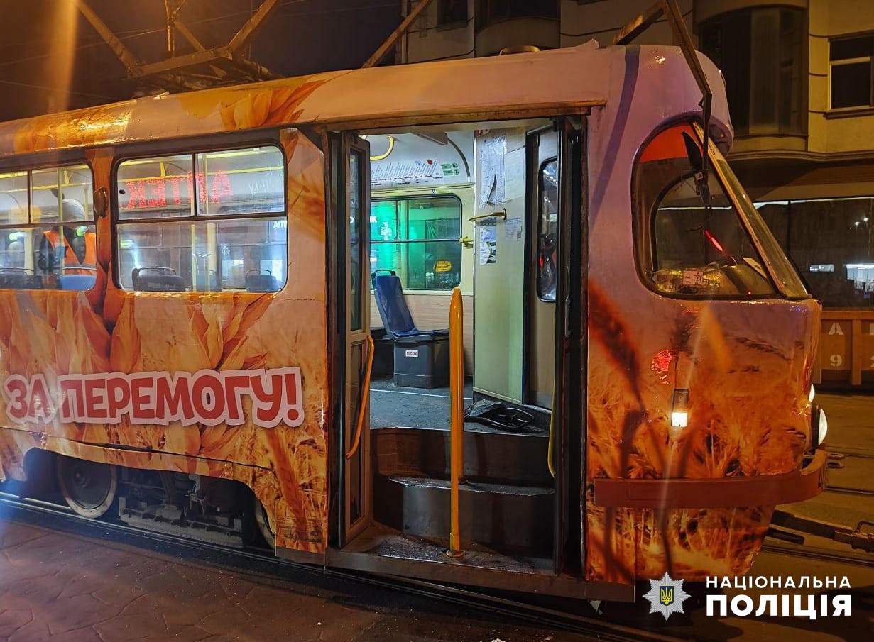 Побив та розпилив в обличчя газ: в Одесі дебошир накинувся на водійку трамвая
