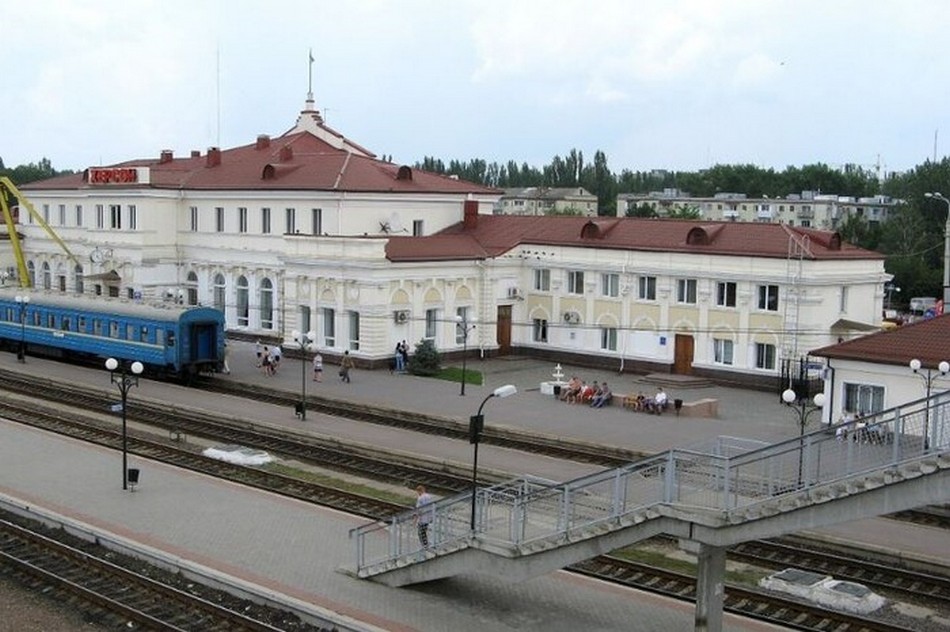 Вранці окупанти обстріляли залізничний вокзал в Херсоні: в Укрзалізниці розповіли про розклад руху поїздів та тимчасові обмеження