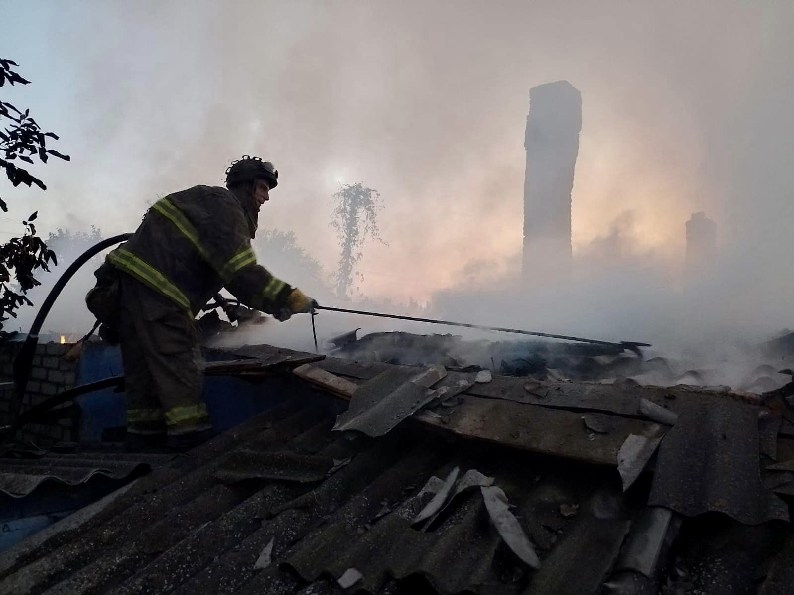 У Білозерській громаді рятувальники ДСНС потрапили під ворожий обстріл