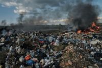 Тонни сміття: прифронтові села Херсонщини потопають у відходах – із проблемою борються українські військові
