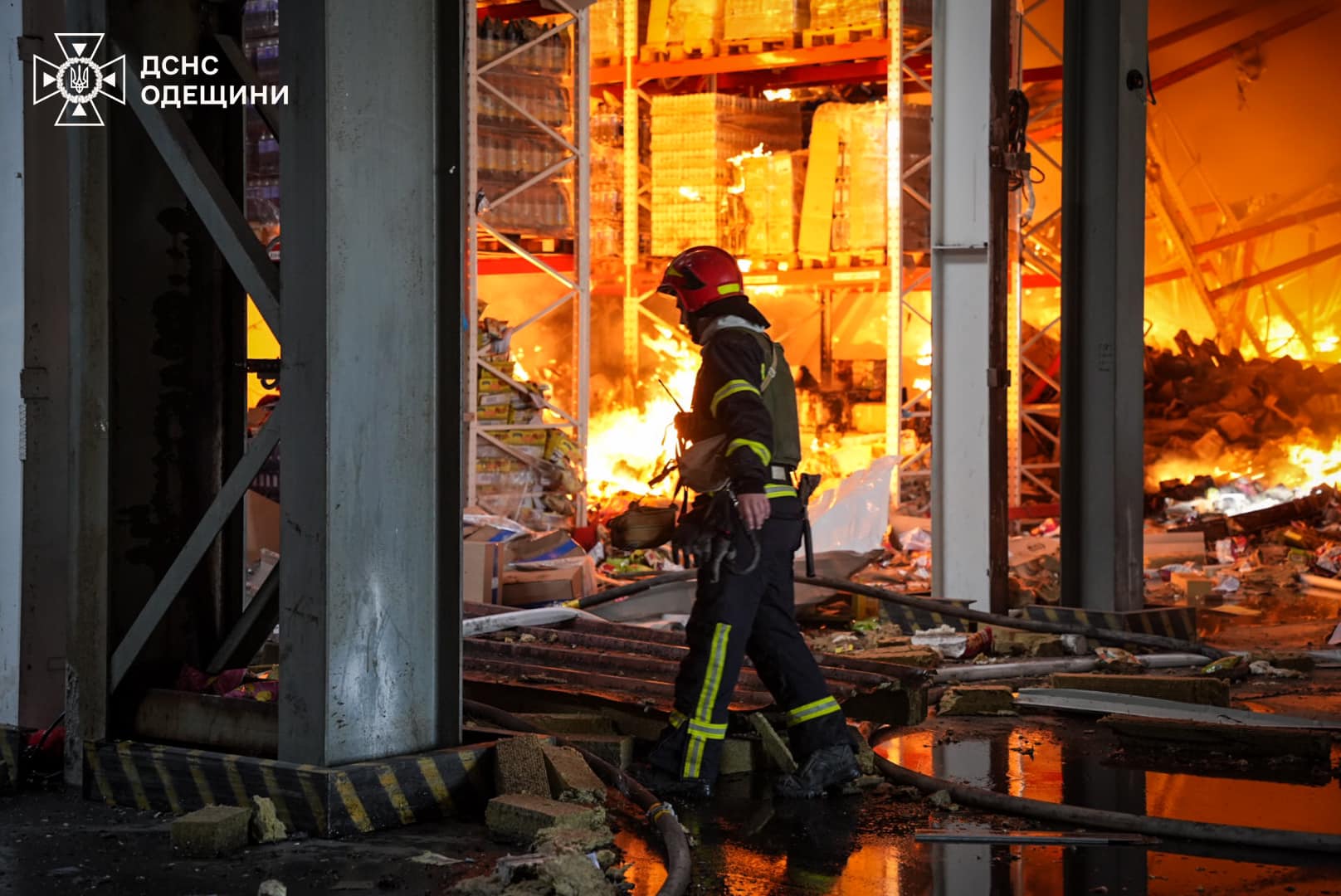 Ракетний удар по Одесі: рятувальники ліквідували масштабну пожежу (фото)