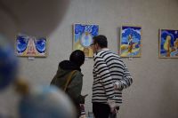 У Миколаєві відкрилась виставка унікального таврійського розпису про «життя попри війну»