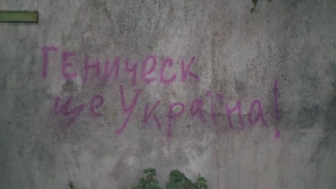 Спротив зростає: «Жовта стрічка» прикрасила Генічеськ та міста у Криму патріотичною символікою (фото)