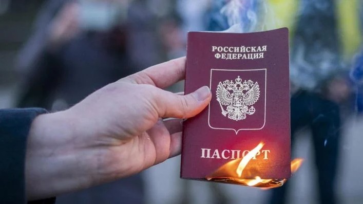 Паспорти РФ для українців з окупованих регіонів друкують у Криму, вони навряд чи будуть дійсними в самій Росії