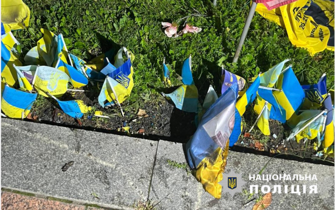 В Одесі чоловік пошкодив десятки прапорців, встановлених в пам’ять про загиблих захисників