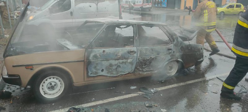 Влучання в супермаркет у Херсоні: троє загиблих, поранені, спалені авто
