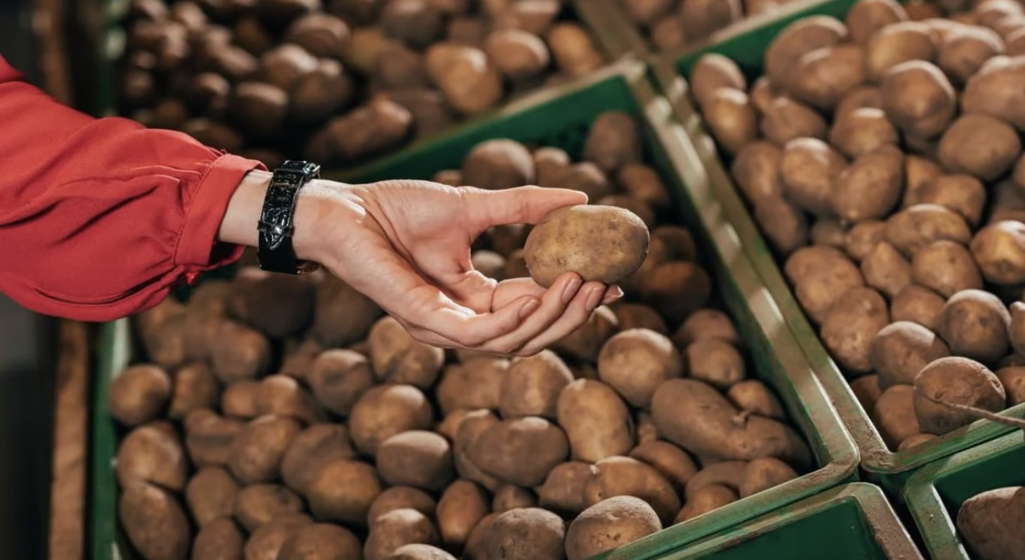 Ціни на картоплю досягли вражаючої позначки й далі зростатимуть