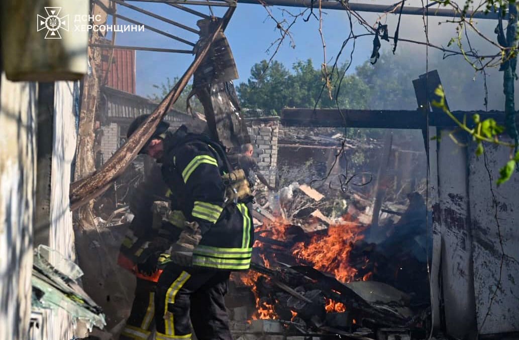 Внаслідок російської атаки у селі на Херсонщині загорівся будинок, є загиблі 
