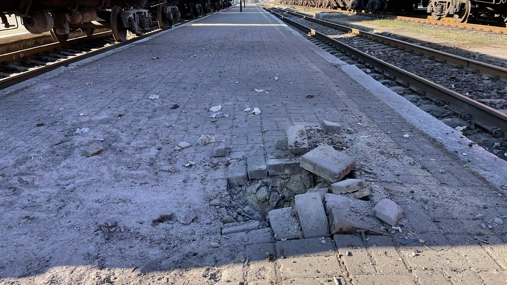 Потяг із Києва тимчасово не курсуватиме до Херсона – обстрілами пошкоджено залізницю